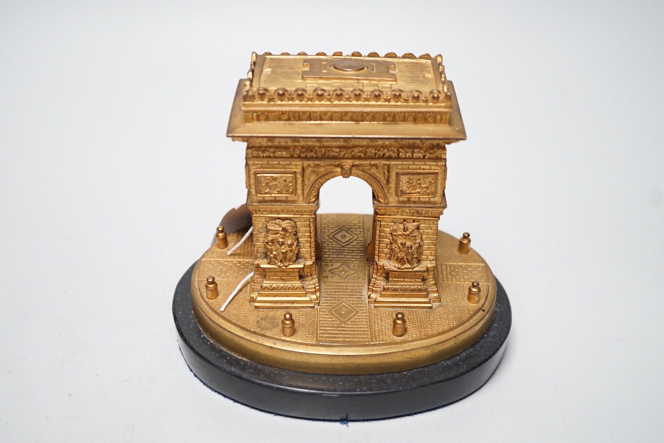 A French ormolu L'Arc de Triomphe trinket box on slate base. 14.5cm